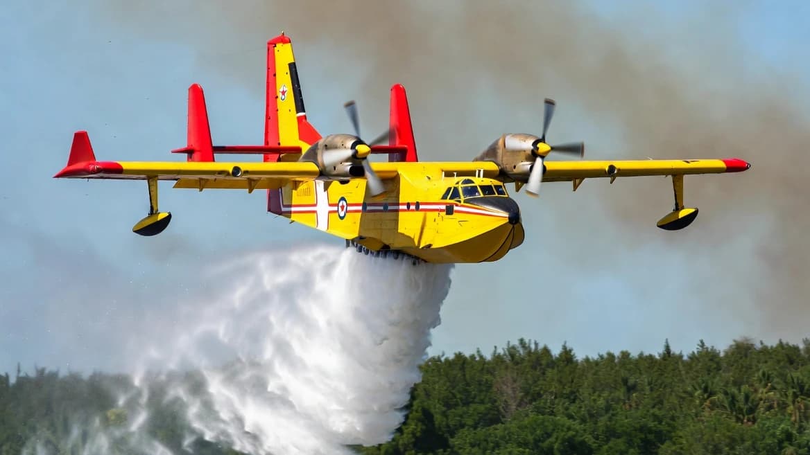 Sánchez presumiendo en mayo del dispositivo contra incendios, con aviones inoperativos