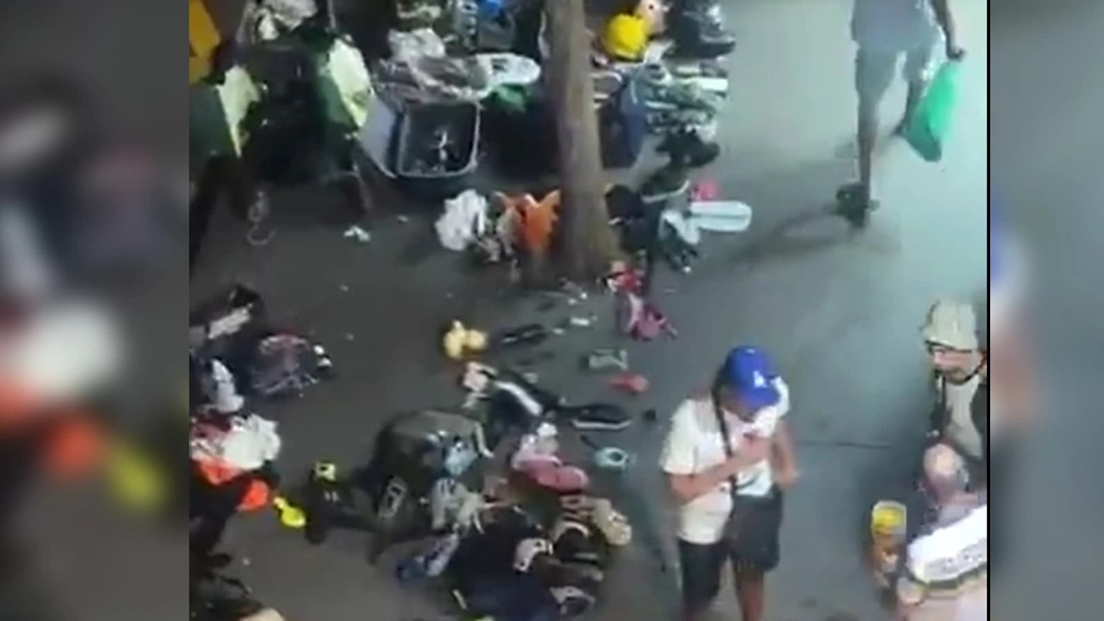 Vídeo: la Guardia Urbana pasa de largo mientras saquean contenedores en Barcelona