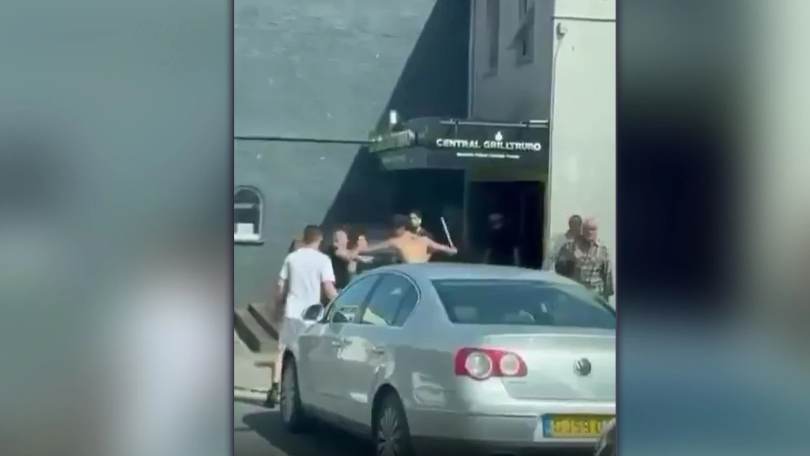 Vídeo: Cornualles, a golpe de machete con tres heridos y dos detenidos en Truro