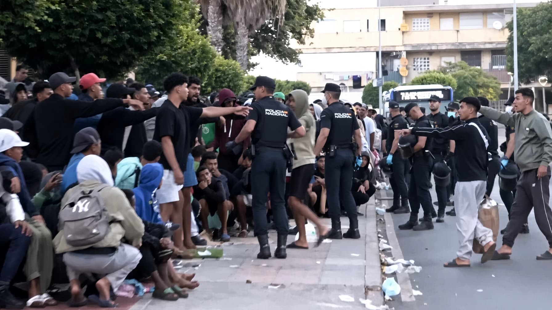 Vídeos de GRAVÍSIMOS incidentes en Ceuta con disparos al aire