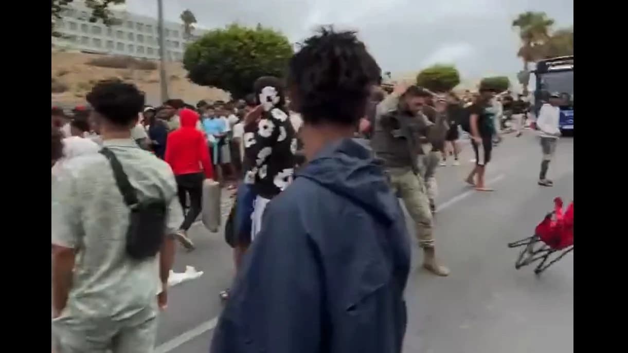 Vídeo de la agresión a un militar en Ceuta: le lanzan una silla de camping a la cabeza