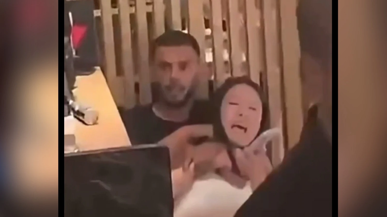 Vídeo: argelino agresivo pone un cuchillo en la garganta a una mujer en Cerdeña