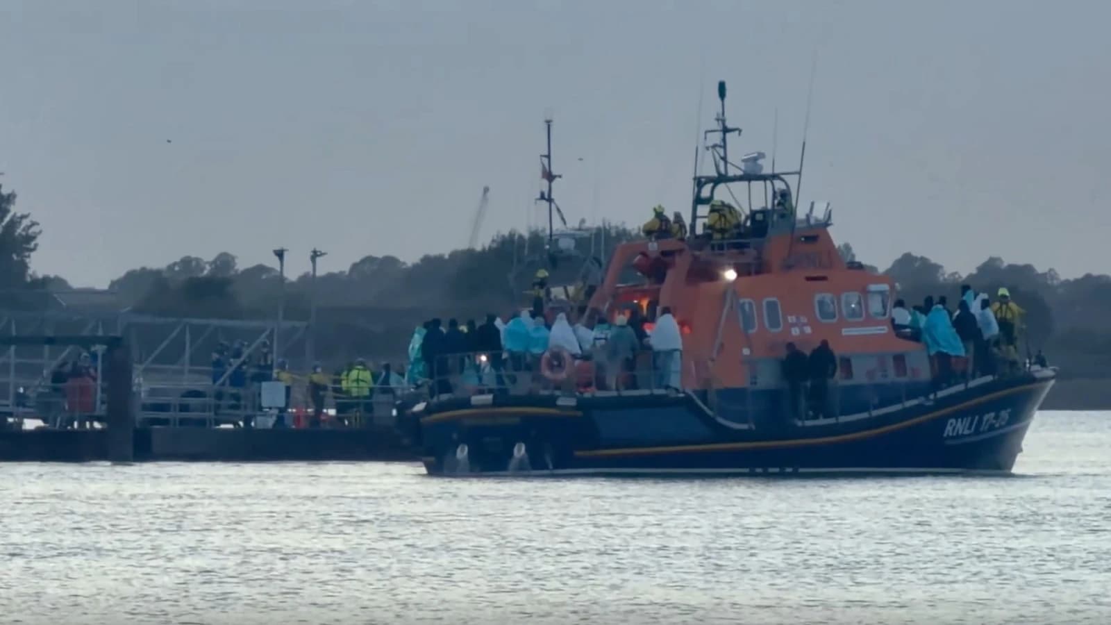 Vídeos de la llegada de ilegales a Portsmouth: vecinos se lanzan a la playa para frenarlos