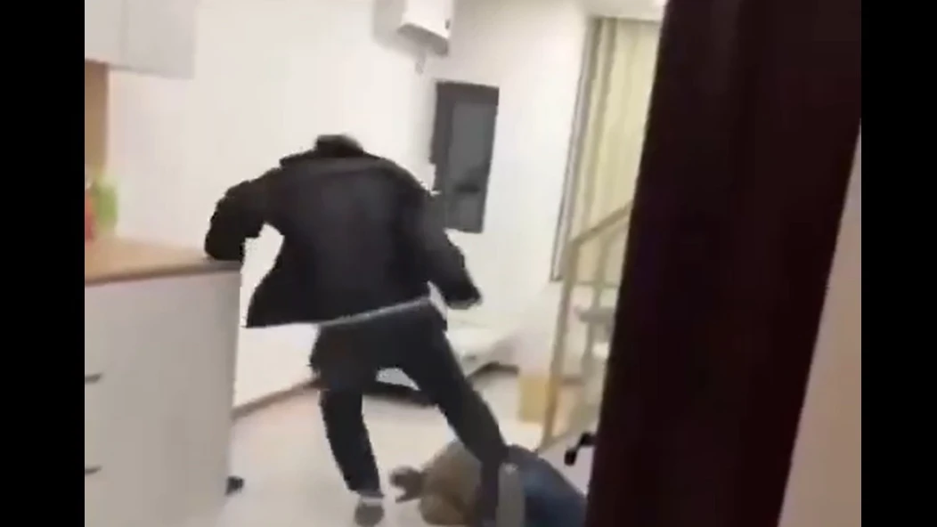 Vídeo de una horrible paliza en un piso: un hombre se ensaña a patadas contra una mujer