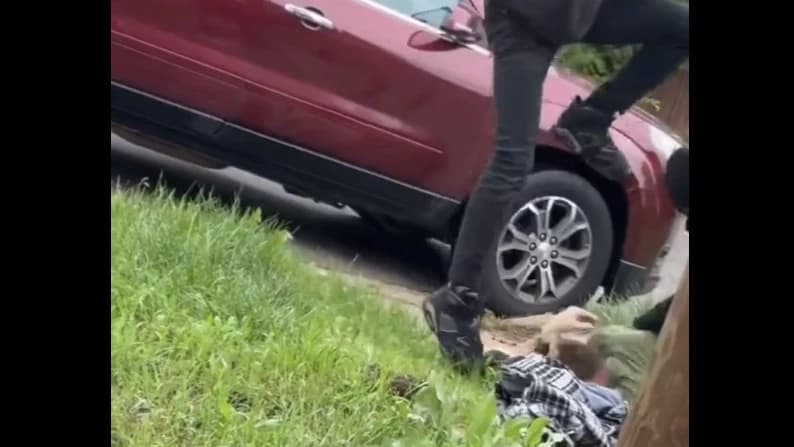 Vídeo muy violento: pisan la cabeza de un hombre y una mujer ríe desde el coche