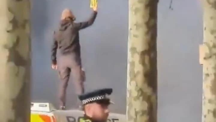 Vídeo: furgoneta policial en llamas y gritos de Allahu Akbar en Reino Unido