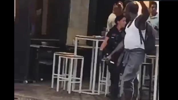 Vídeo: abaten en Hondarribia a hombre armado con cuchillo por atacar a un Ertzaintza