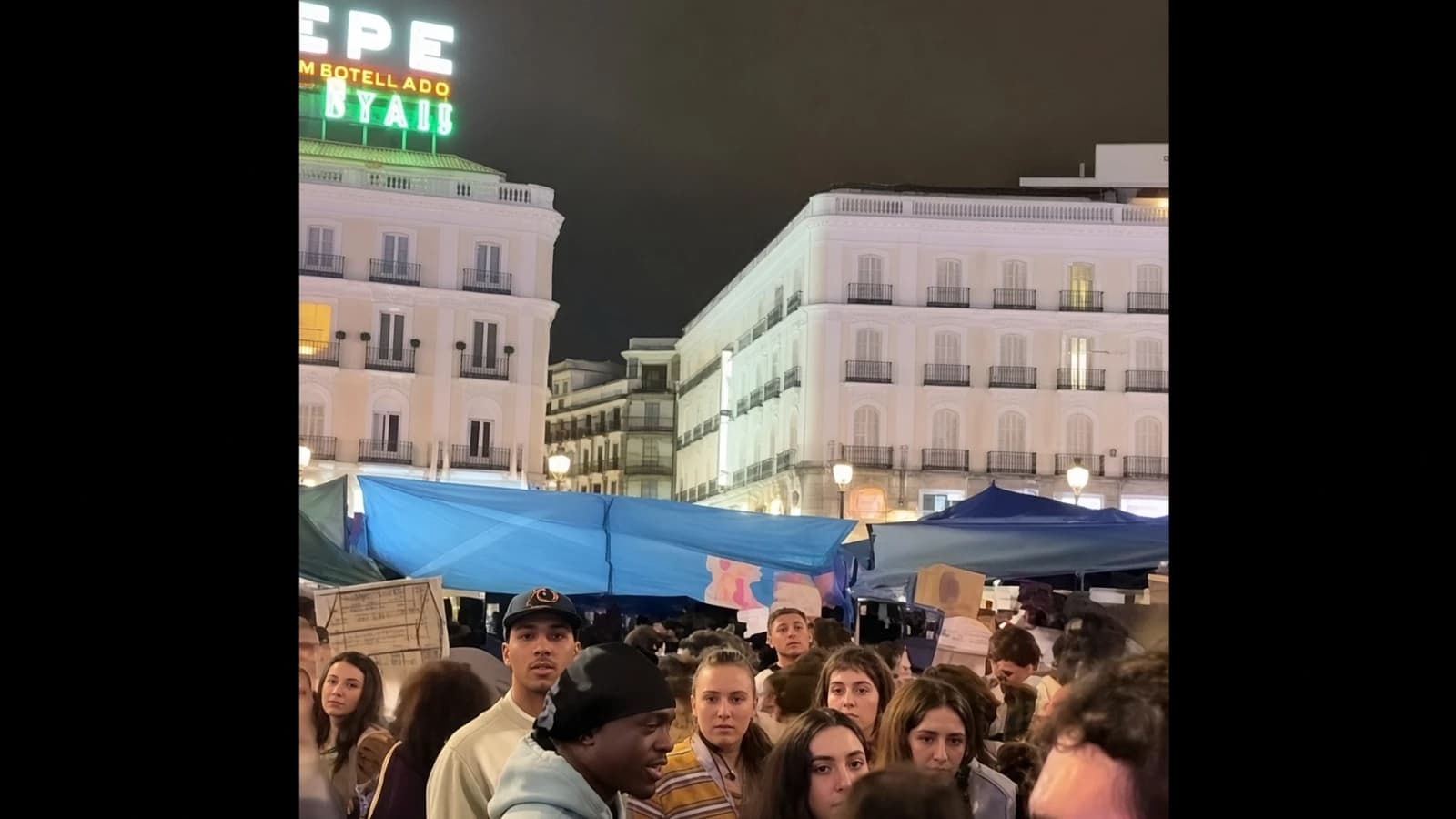Vídeo: un exiliado venezolano en Sol encara a los manifestantes de la acampada