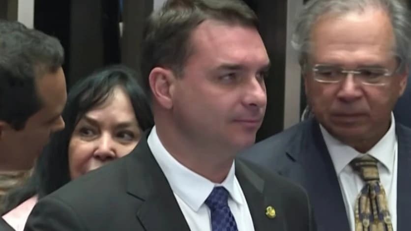 Flávio Bolsonaro fuerza la segunda vuelta en Brasil y adelanta a Lula