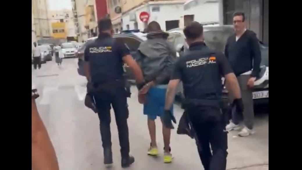 Vídeo: vecinos retienen en la Malvarrosa a un ladrón multirreincidente