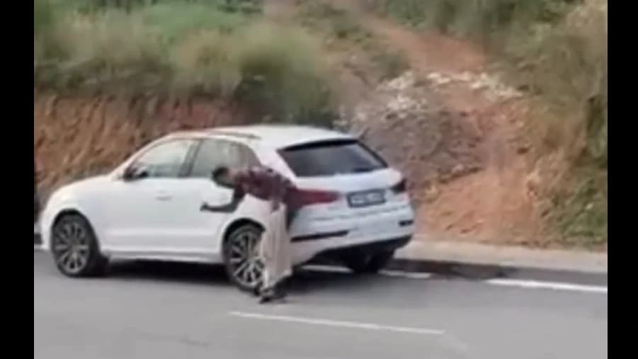 Vídeo: un hombre destroza y provoca daños a un turismo en una calle de Badalona