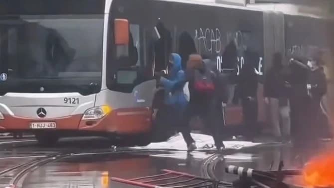 Vídeo: caos en Bélgica, intentan quemar un autobús con pasajeros durante las protestas "estudiantiles"