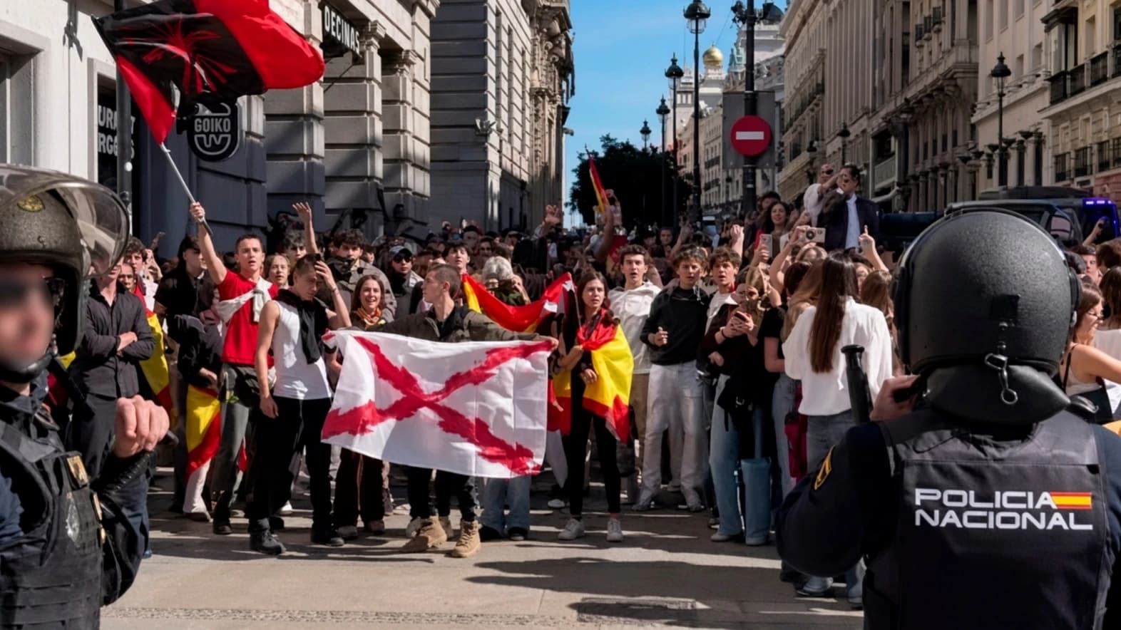 Vídeo: jóvenes patriotas se enfrentaron a los izquierdistas de la Puerta del Sol