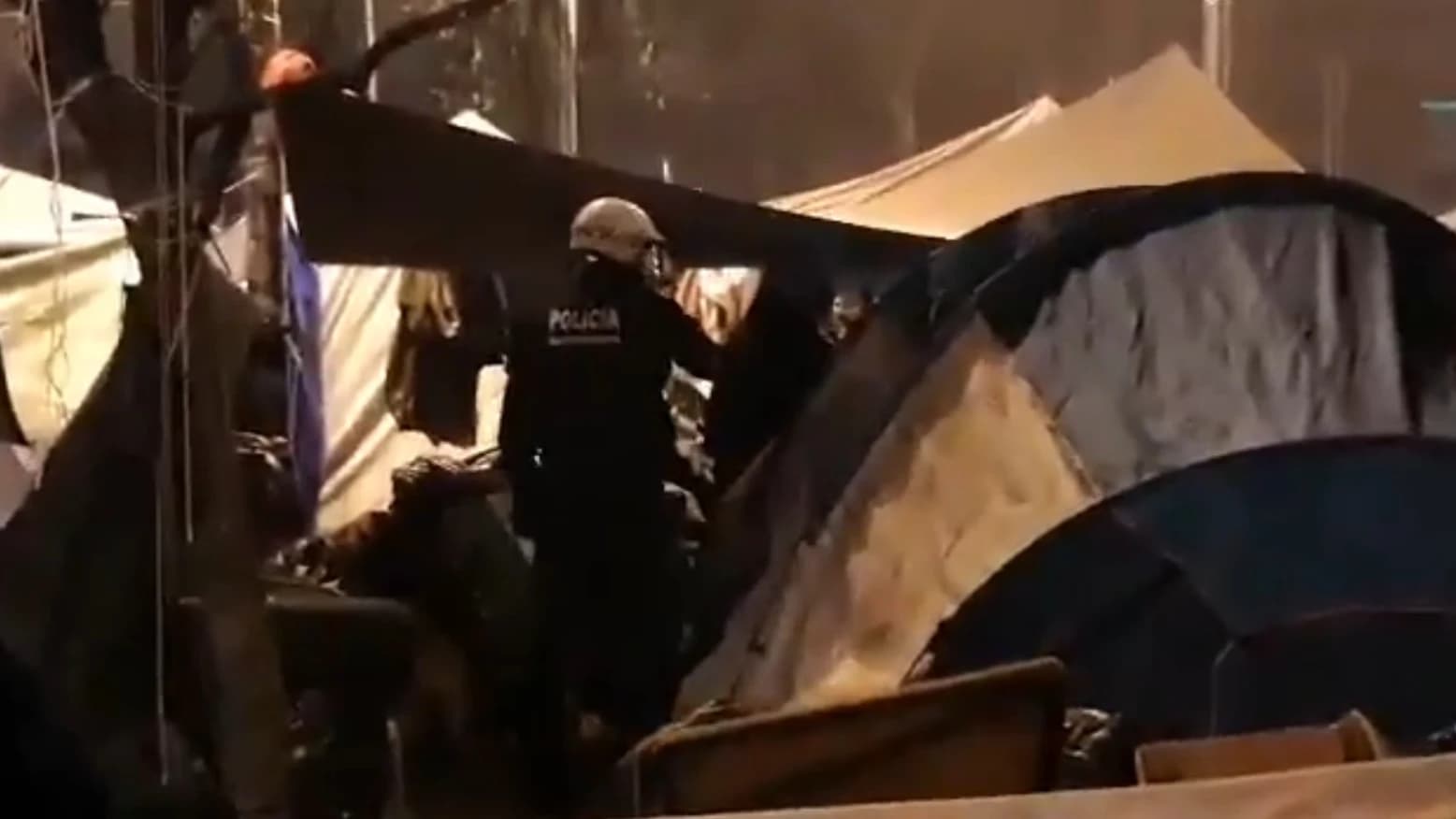 Collboni corta la luz a los acampados de Plaza Cataluña tras tres semanas