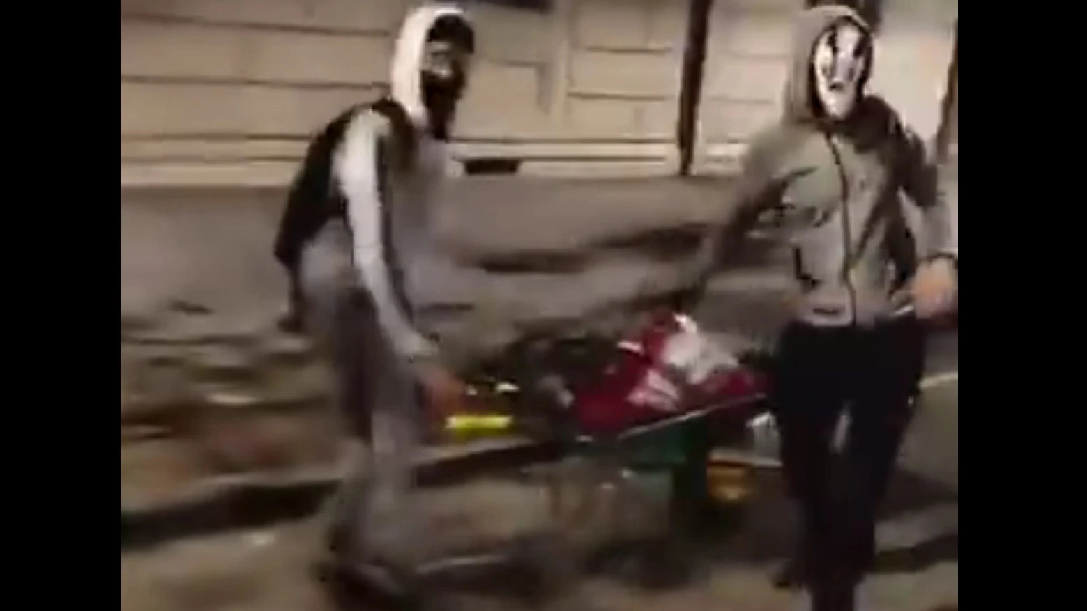 Vídeo: un hombre en Italia pilla con las manos en la masa a dos ladrones