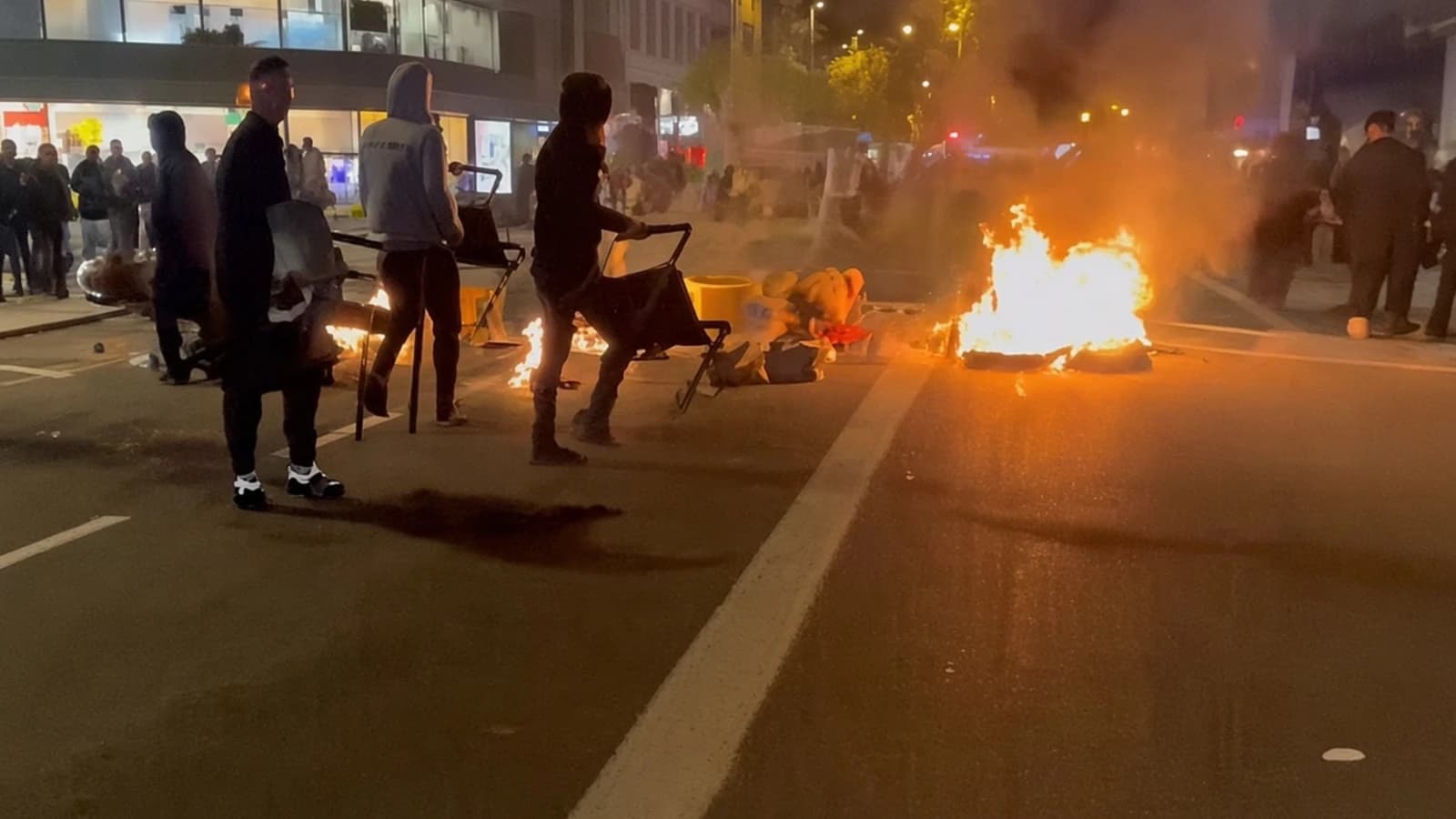 Vídeo: los saqueos en Barcelona se saldan con 128 detenidos y comercios arrasados tras convocatoria en redes