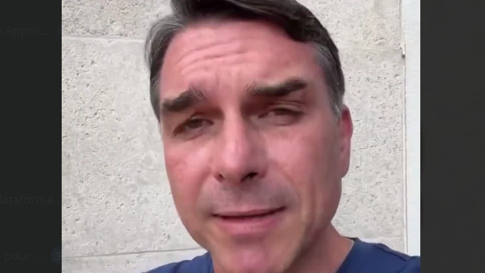 Flávio Bolsonaro denuncia que la Policía Federal le exigió entregar sus pasaportes y le han prohibido abandonar Brasil