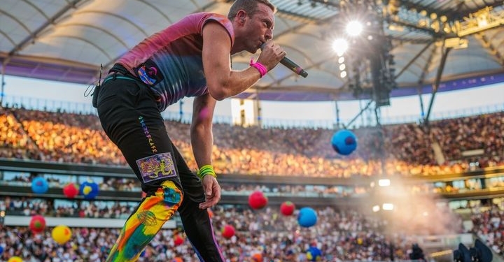Chris Martin de Coldplay rompe el silencio sobre el escándalo viral del ‘jumbotron’