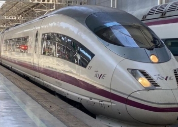 La odisea del AVE Málaga-Madrid: Un incendio y la falta de maquinista provocan más de seis horas de retraso