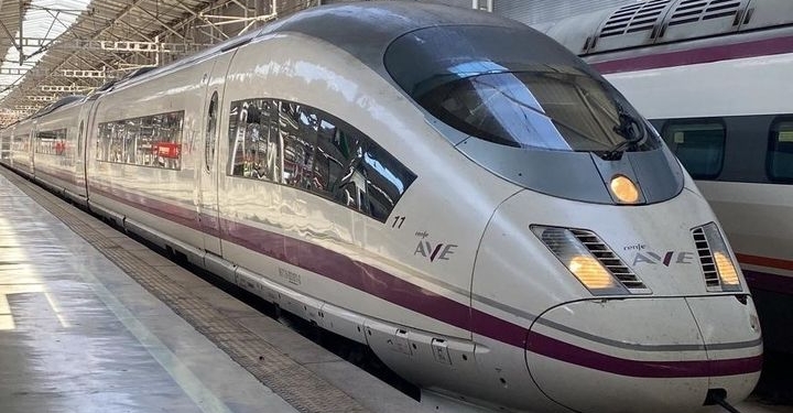 La odisea del AVE Málaga-Madrid: Un incendio y la falta de maquinista provocan más de seis horas de retraso