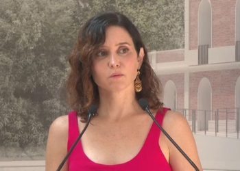 Ayuso acusa al Gobierno de «imponer por la fuerza» el reparto de menores migrantes y recurrirá al Supremo