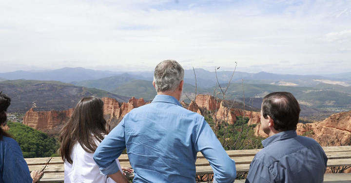 El Rey Felipe VI, «Desolado» por la Devastación de los Incendios, Visita las Zonas Afectadas