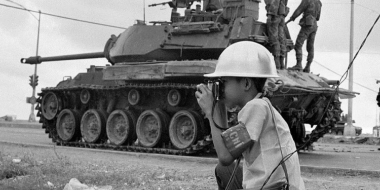El Niño que Desafió la Guerra: La Historia de Lo Manh Hung, el Fotógrafo de 12 Años en Vietnam