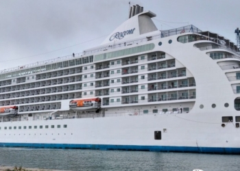 Fuego en alta mar: un ferry con 155 pasajeros a bordo queda a la deriva en Italia
