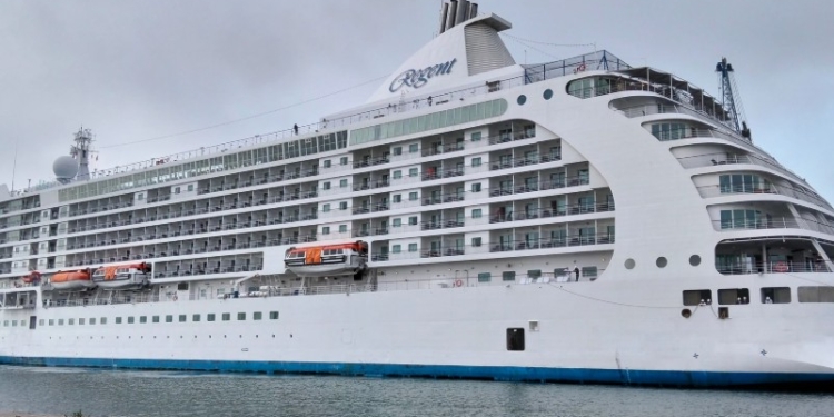 Fuego en alta mar: un ferry con 155 pasajeros a bordo queda a la deriva en Italia
