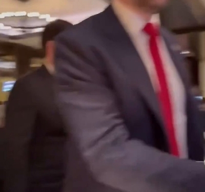 🇺🇸 | AHORA: Manifestantes gritan «Trump es el Hitler de nuestro tiempo» en un restaurante en Washington, DC. pic.