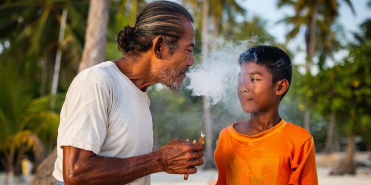 Maldivas impone la primera prohibición generacional de fumar