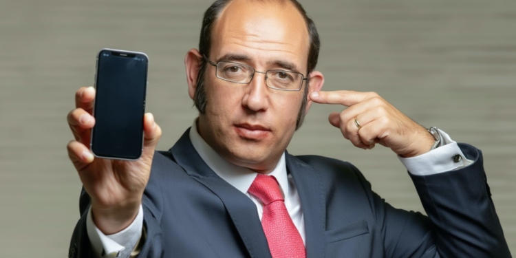 Audios secretos de Vox: la presión a Revuelta