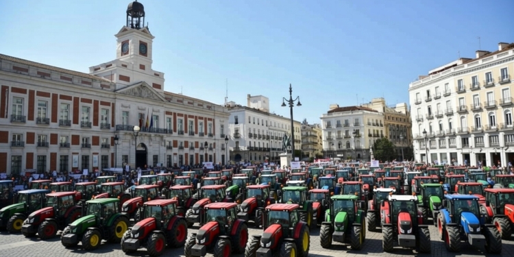 El rugido del campo: los tractores asedian Madrid contra las políticas de la UE