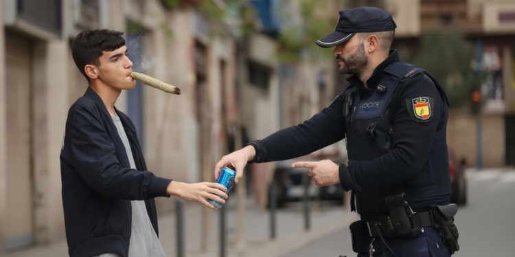 El peligro del cannabis: políticas permisivas arrasan con la salud de nuestros jóvenes
