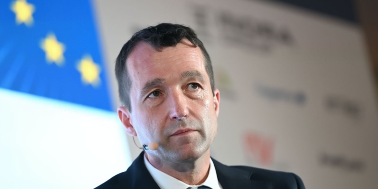 El Gobierno exige el cese inmediato de Escribano al frente de Indra