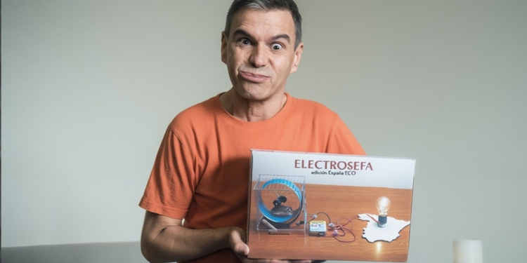 Montaje satírico de Pedro Sánchez sosteniendo una caja de juego "Electrosefa" sobre energía eco en España.