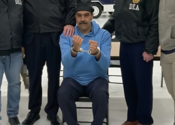 Nicolás Maduro detenido, sentado y engrilletado junto a los efectivos de la DEA en Estados Unidos