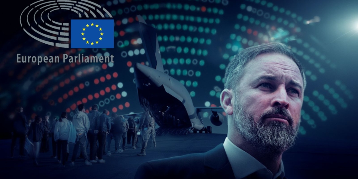 Abascal en primer plano y detrás suyo una fila de personas subiendo a un avión para describir deportaciones masivas