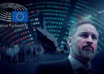 Abascal en primer plano y detrás suyo una fila de personas subiendo a un avión para describir deportaciones masivas