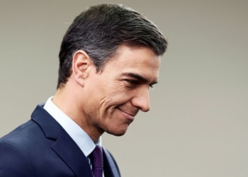 Pedro Sánchez con gesto de suficiencia y mirada baja, reflejo de la falta de transparencia del Gobierno ante el caos en la gestión de los fondos europeos y el aumento de la dependencia estatal.