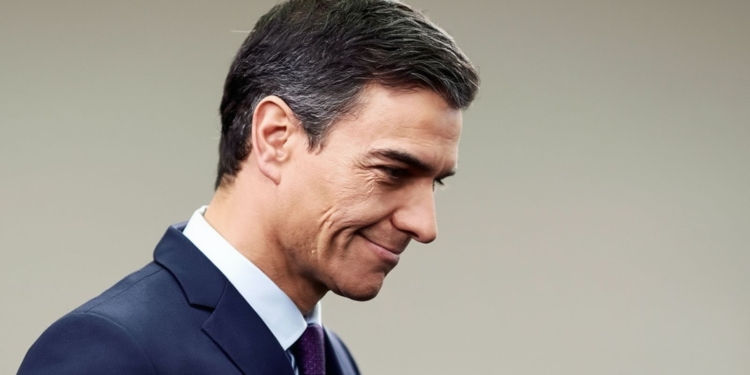 Pedro Sánchez con gesto de suficiencia y mirada baja, reflejo de la falta de transparencia del Gobierno ante el caos en la gestión de los fondos europeos y el aumento de la dependencia estatal.