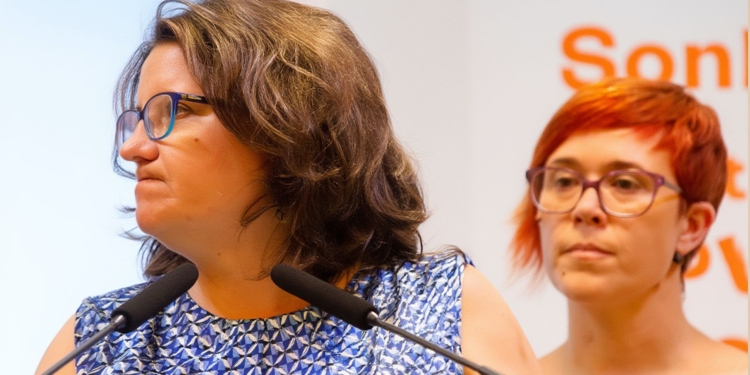 Mónica Oltra en primer plano durante una comparecencia