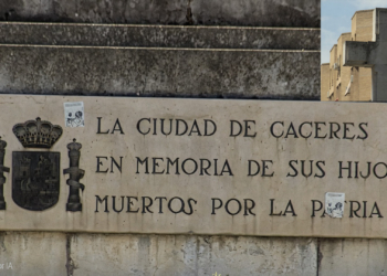 cruz de cáceres derribará el Gobierno el símbolo como castigo al acuerdo pp vox