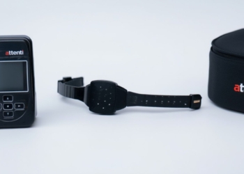 Dispositivo electrónico de control con pulsera de vigilancia y monitor portátil, utilizado para seguimiento o localización de personas.