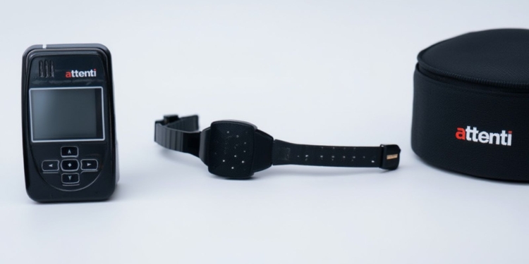 Dispositivo electrónico de control con pulsera de vigilancia y monitor portátil, utilizado para seguimiento o localización de personas.