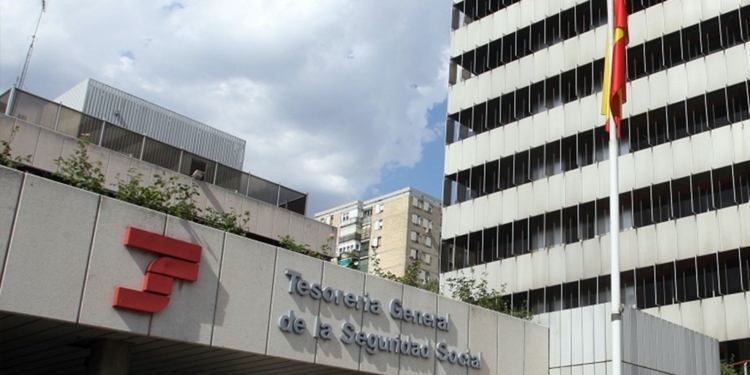 Edificio de la Tesorería General de la Seguridad Social en España con fachada institucional y bandera española.