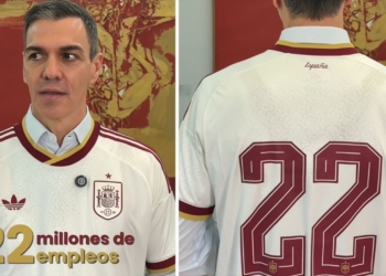 Pedro Sánchez con camiseta de la selección española con el número 22 y mensaje “22 millones de empleos”, mostrando el diseño frontal y trasero.
