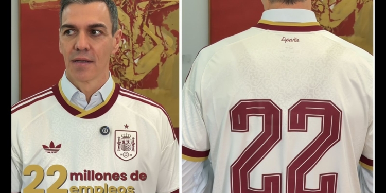 Pedro Sánchez con camiseta de la selección española con el número 22 y mensaje “22 millones de empleos”, mostrando el diseño frontal y trasero.