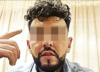 Primer plano del acusado Ibrahim B con barba y ojos pixelados señalando su cabeza en un entorno interior.