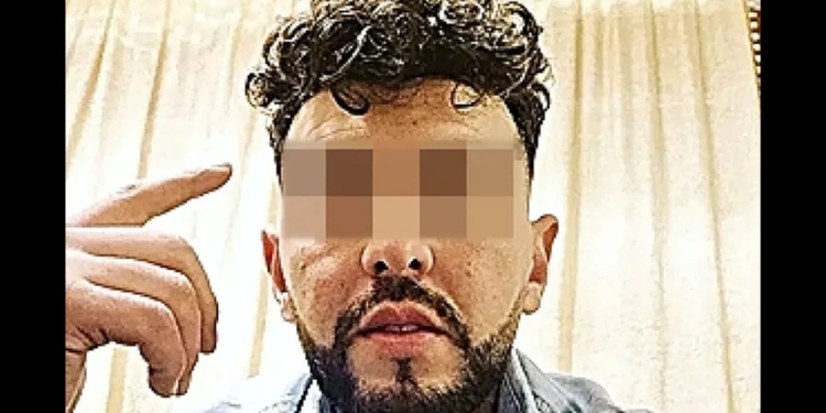 Primer plano del acusado Ibrahim B con barba y ojos pixelados señalando su cabeza en un entorno interior.